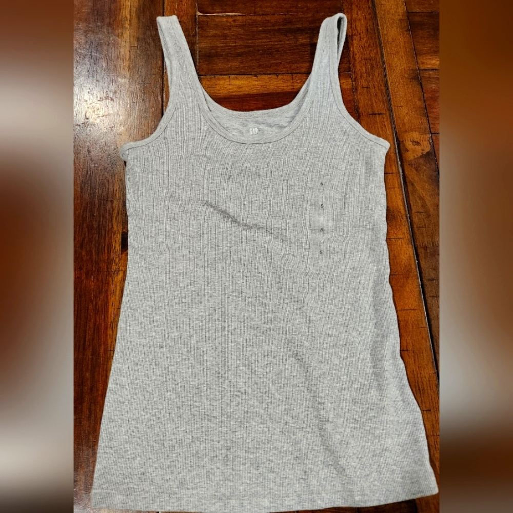 NWT SMALL GAP TANKTOP